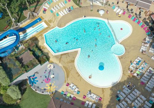 Piscine extérieure camping Les Pierres Couchées