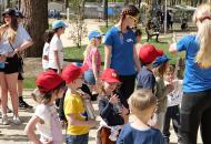 Entant embrasse mascotte au camping Les Dunes de Contis