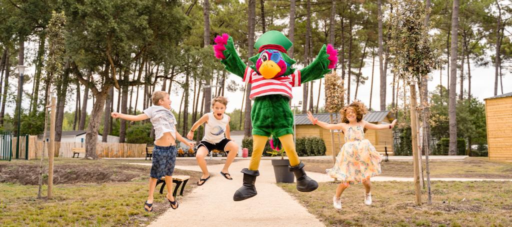 Mascotte entourée d'enfants au camping Les Dunes de Contis